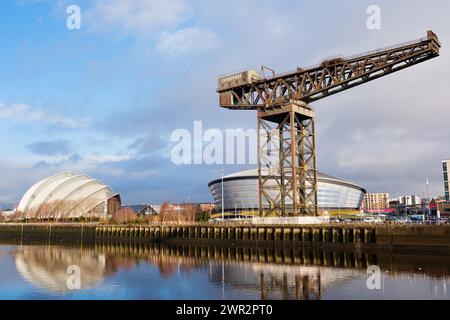 Glasgow Scozia: 13 febbraio 2024: Finnieston Crane in una mattinata d'oro soleggiata. Le rive del fiume Clyde riflettono sull'acqua. Armadillo e Hydro Foto Stock