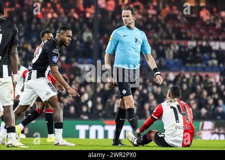 Rotterdam - arbitro Bas Nijhuis, Igor Paixao del Feyenoord durante l'incontro Eredivisie tra Feyenoord e Heracles Almelo allo Stadion Feijenoord De Kuip il 10 marzo 2024 a Rotterdam, Paesi Bassi. (Foto Box to Box/Tom Bode) Foto Stock