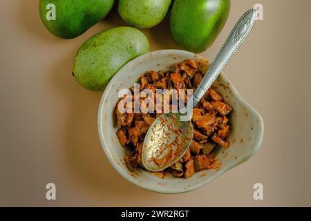 Il sottaceti di mango è un condimento speziato a base di mango crudo, polvere di spezie, sale, aglio e olio. Questo picchetto istantaneo è il migliore da preparare facilmente. Foto Stock