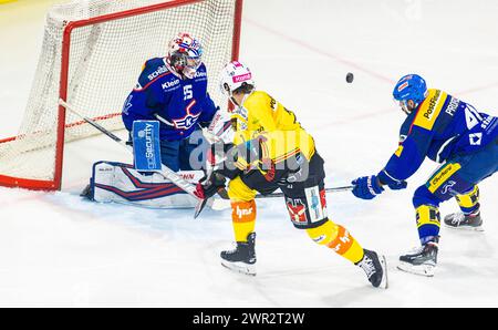 EHC Kloten - SC Bern, Stimo Arena, National League NL, stagione regolare: #19 Corban Knight (Berna) versucht Torhüter #55 Juha Metsola (Kloten) backhand z Foto Stock