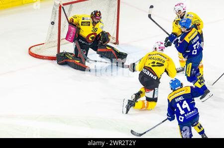 EHC Kloten - SC Bern, Stimo Arena, National League NL, stagione regolare: #14 Mischa Ramel (Kloten) mit dem Schuss auf Torhüter #36 Adam Reideborn (Berna) Foto Stock