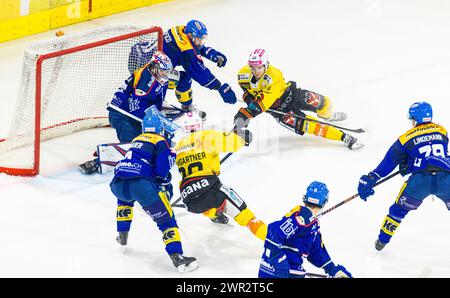 EHC Kloten - SC Bern, Stimo Arena, National League NL, stagione regolare: #23 Marco Lehmann (Berna) versucht Torhüter #55 Juha Metsola (Kloten) zu bezwing Foto Stock