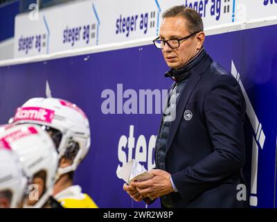 EHC Kloten - SC Bern, Stimo Arena, National League NL, stagione regolare: Jussi Tapola, allenatore SC Bern. (Kloten, Schweiz, 23.12.2023) Foto Stock