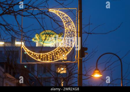 Quest'anno, per la prima volta a Colonia, ci sarà un'illuminazione speciale per il Ramadan. Foto Stock