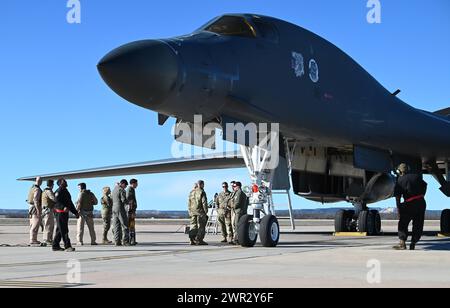 Il team di comando del 7th Bomb Wing accoglie i membri dell'equipaggio del B-1B Lancer dalla Ellsworth Air Force base, S.D., sulla linea di volo a Dyess AFB, Texas Foto Stock