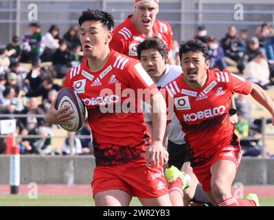 Sagamihara, Giappone. 10 marzo 2024. Il centro Kobelco Kobe Steelers Lee Sungsin porta la palla durante una partita della Japan Rugby League One contro i Mitsubishi Heavy Industries Sagamihara Dynaboars allo stadio Sagamihara Gion di Sagamihara, periferia di Tokyo, domenica 10 marzo 2024. Steekers sconfisse Dynaboars 43-14. (Foto di Yoshio Tsunoda/AFLO) Foto Stock