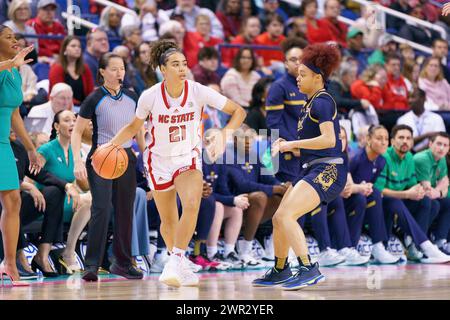 Greensboro, North Carolina, Stati Uniti. 10 marzo 2024. MADISON HAYES, la guardia statale del North Carolina, sta per passare la palla durante il campionato di pallacanestro femminile ACC 2024. (Credit Image: © Josh Brown/ZUMA Press Wire) SOLO PER USO EDITORIALE! Non per USO commerciale! Foto Stock