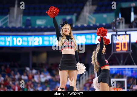 Greensboro, North Carolina, Stati Uniti. 10 marzo 2024. Le cheerleader dello stato del North Carolina fanno scalpore alla folla durante il campionato di pallacanestro femminile ACC 2024. (Credit Image: © Josh Brown/ZUMA Press Wire) SOLO PER USO EDITORIALE! Non per USO commerciale! Foto Stock