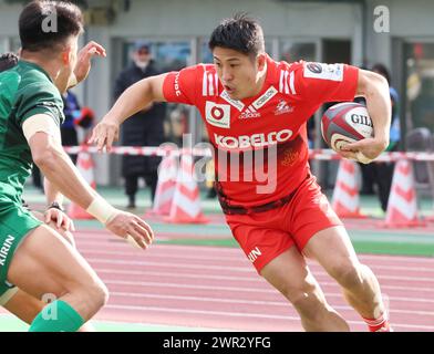 Sagamihara, Giappone. 10 marzo 2024. Kobelco Kobe Steelers, ala Kanta Matsunaga, porta la palla durante una partita di Japan Rugby League One contro i Mitsubishi Heavy Industries Sagamihara Dynaboars allo stadio Sagamihara Gion di Sagamihara, periferia di Tokyo, domenica 10 marzo 2024. Steekers sconfisse Dynaboars 43-14. (Foto di Yoshio Tsunoda/AFLO) Foto Stock