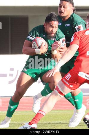 Sagamihara, Giappone. 10 marzo 2024. Matt Vaega, centro della Mitsubishi Heavy Industries Sagamihara Dynaboars, porta la palla durante una partita della Japan Rugby League One contro i Kobelco Kobe Steelers allo stadio Sagamihara Gion di Sagamihara, nella periferia di Tokyo, domenica 10 marzo 2024. Steekers sconfisse Dynaboars 43-14. (Foto di Yoshio Tsunoda/AFLO) Foto Stock