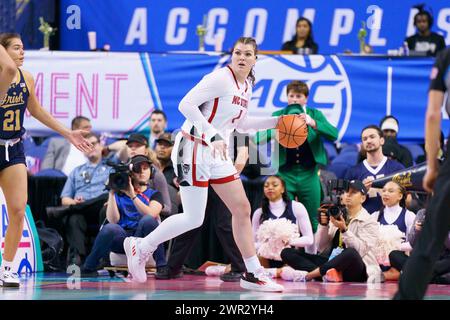 Greensboro, North Carolina, Stati Uniti. 10 marzo 2024. RIVER BALDWIN, centro dello stato del North Carolina, cerca un compagno aperto durante il campionato di pallacanestro femminile ACC 2024. (Credit Image: © Josh Brown/ZUMA Press Wire) SOLO PER USO EDITORIALE! Non per USO commerciale! Foto Stock