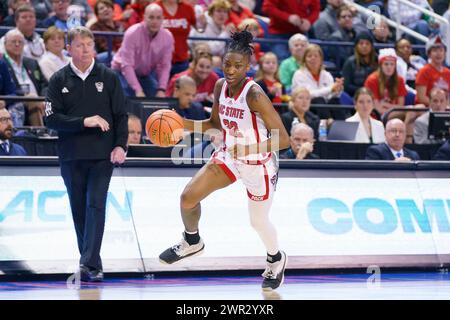 Greensboro, North Carolina, Stati Uniti. 10 marzo 2024. La guardia statale del NC SANIYA RIVER sfreccia lungo il campo durante il campionato di pallacanestro femminile ACC 2024. (Credit Image: © Josh Brown/ZUMA Press Wire) SOLO PER USO EDITORIALE! Non per USO commerciale! Foto Stock