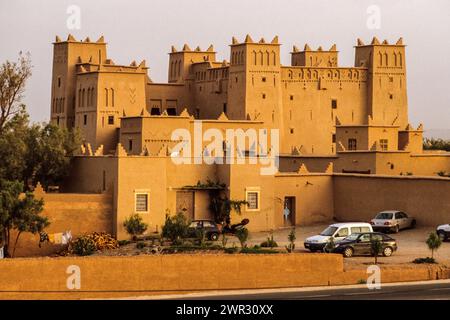 Vicino a Skoura, Marocco. Hotel Ben Moro. Le vecchie Kasbah sono state ristrutturate come hotel, locande e pensioni, per ospitare il crescente commercio turistico. Foto Stock