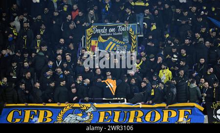 BRUXELLES - i tifosi del Fenerbahce durante il turno di UEFA Europa League 16 tra R. Union Sint Gillis e Fenerbahce SK allo stadio lotto Park il 7 marzo 2024 a Bruxelles, Belgio. ANP | Hollandse Hoogte | GERRIT VAN COLOGNE Foto Stock