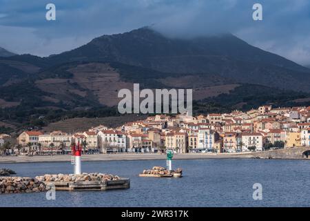 Vue sur l'anse du Fontaulé et les phares à l'entrée du port Foto Stock