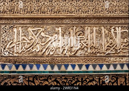 Fez, Marocco - Calligrafia e stucco, Bou Inania Medersa, 14°. Secolo. Foto Stock