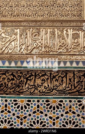 Fez, Marocco - Calligrafia, stucco e piastrelle, Bou Inania Medersa, XIV secolo. Foto Stock