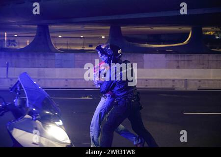 Tel Aviv, Israele. 9 marzo 2024. L'agente di polizia israeliano arresta un manifestante sull'autostrada Ayalon durante la manifestazione. Migliaia di israeliani hanno protestato contro il primo ministro Benjamin Netanyahu e il suo governo di estrema destra chiedendo il rilascio immediato degli ostaggi e le elezioni generali nello Stato di Israele. Durante la manifestazione i manifestanti hanno sfondato le barriere della polizia israeliana e sono iniziati scontri tra la polizia e i manifestanti. (Credit Image: © Matan Golan/SOPA Images via ZUMA Press Wire) SOLO PER USO EDITORIALE! Non per USO commerciale! Foto Stock