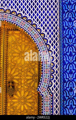 Fez, Marocco - lavori su porte e mattonelle in ottone presso il Palazzo reale di Dar al-Makhzen. Foto Stock