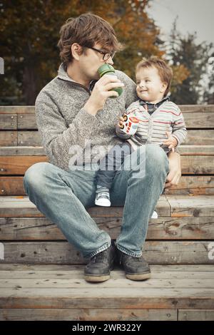 Coppia di padre e figlio che si godono una giornata nel parco autunnale Foto Stock