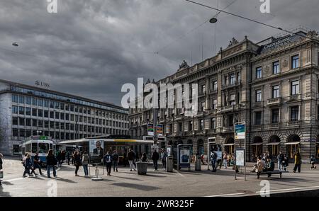 Die beiden Hauptsitze der UBS links und der Credit Suisse beim Zürcher Paradeplatz. (Zürich, Schweiz, 18.03.2023) Foto Stock