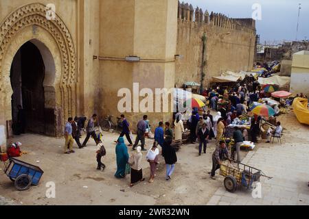 Fez, Marocco. Bab El-Mahrouk, con mercato di frutta e verdura. Costruito dagli Almohadi nel 1214, durante il regno di Mohammad El-Nasser. Foto Stock