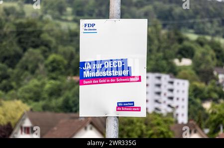 Ein Abstimmungsplakat der FDP - Die Liberalen wirbt für ein Ja zur OCSE-Mindeststeuer. über die eidgenösische Vorlage stimmt das Schweizer Stimmvolk A. Foto Stock