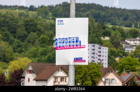 Ein Abstimmungsplakat der FDP - Die Liberalen wirbt für ein Ja zur OCSE-Mindeststeuer. über die eidgenösische Vorlage stimmt das Schweizer Stimmvolk A. Foto Stock