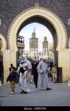 Fez, Marocco - Bab Bou Jeloud (Boujeloud), costruito nel 1913, l'ingresso principale nella medina della vecchia Fez. Foto Stock