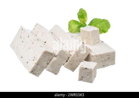 Un mucchio di tofu di mare tagliato a dadini isolato su uno sfondo bianco vegano sana alimentazione. Tofu di mare con alghe e foglie di menta. Foto Stock