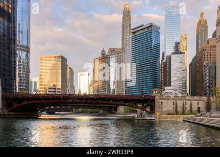 Vista dello skyline del fiume Chicago al tramonto in primavera Foto Stock