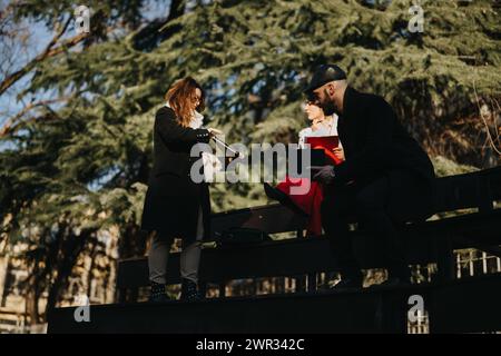 Un gruppo multiculturale di imprenditori si impegna in una sessione di pianificazione strategica in un parco urbano, promuovendo la collaborazione e l'innovazione. Foto Stock