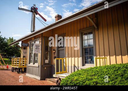 A Herndon, Virginia, sorge la stazione ferroviaria d'epoca, completa di un classico semaforo sullo sfondo. Foto Stock