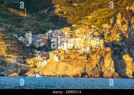 Manarola, Italia - 31 luglio 2023: Villaggio di Manarola visto dal mare, cinque Terre, Italia Foto Stock