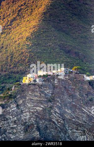Manarola, Italia - 31 luglio 2023: Villaggio di Manarola visto dal mare, cinque Terre, Italia Foto Stock