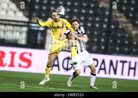 Salonicco, Grecia. 10 marzo 2024. Aris Loren Moron (L) e Thomasz Kedziora (R) del PAOK combattono per il pallone durante una partita dei playoff della SuperLeague greca tra PAOK FC e ARIS FC. Risultato del gioco PAOK - ARIS 0-1 (Credit Image: © Giannis Papanikos/ZUMA Press Wire) SOLO PER USO EDITORIALE! Non per USO commerciale! Foto Stock