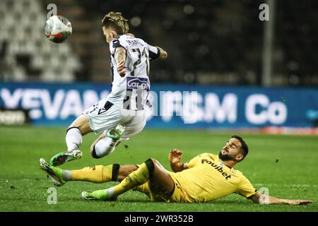 Salonicco, Grecia. 10 marzo 2024. Aris Martin Montoya affronta Brandon Thomas di PAOK durante una partita del primo turno dei playoff tra PAOK FC e ARIS FC. Risultato del gioco PAOK - ARIS 0-1 (Credit Image: © Giannis Papanikos/ZUMA Press Wire) SOLO PER USO EDITORIALE! Non per USO commerciale! Foto Stock