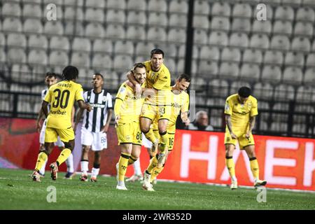 Salonicco, Grecia. 10 marzo 2024. I giocatori dell'Aris festeggiano dopo aver segnato un gol durante una partita del primo turno dei playoff della Superlega greca tra PAOK FC e ARIS FC. Risultato del gioco PAOK - ARIS 0-1 (Credit Image: © Giannis Papanikos/ZUMA Press Wire) SOLO PER USO EDITORIALE! Non per USO commerciale! Foto Stock