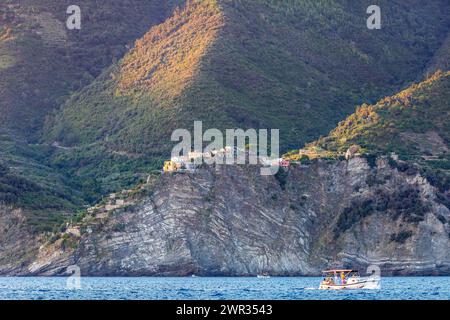 Manarola, Italia - 31 luglio 2023: Villaggio di Manarola visto dal mare, cinque Terre, Italia Foto Stock