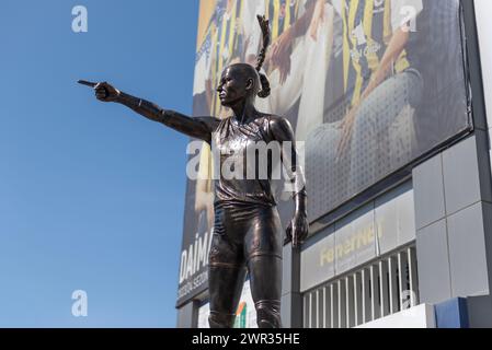 ISTANBUL, TURCHIA - 10 MARZO 2023: Statua del giocatore di pallavolo Legend Fenerbahce EDA Erdem Dundar sull'ingresso allo stadio Fenerbahce Sukru Saracoglu. Foto Stock