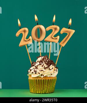Felice anno nuovo 2027 - candele sotto forma di numeri illuminati Foto Stock