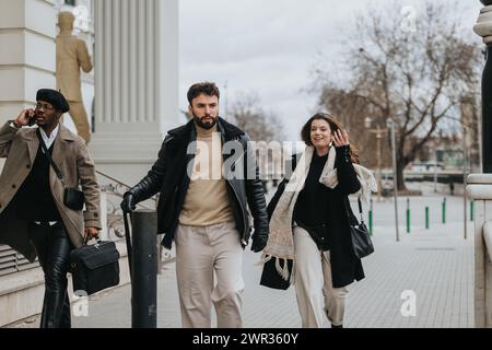 Gli uomini d'affari vestiti alla moda si godono una piacevole passeggiata lungo un sentiero cittadino con il bel tempo, trasudando un senso di cameratismo e stile di vita urbano. Foto Stock