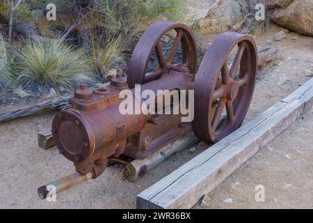 Vecchio compressore d'aria a pistone antico Chicago Pneumatic Tool Company presso la miniera Desert Queen nel Joshua Tree National Park Foto Stock