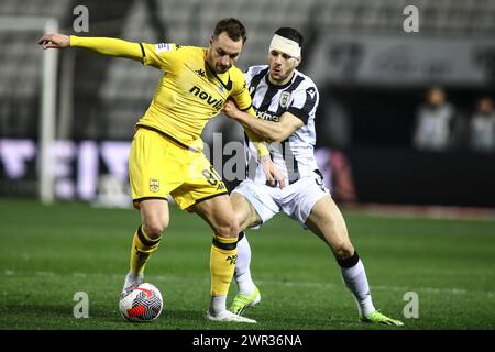Salonicco, Grecia. 10 marzo 2024. Aris Loren Moron (L) e Konstantinos Koulierakis (R) di PAOK combattono per la palla durante una partita dei playoff della Superlega greca del primo turno tra PAOK FC e ARIS FC. Risultato del gioco PAOK - ARIS 0-1 (Credit Image: © Giannis Papanikos/ZUMA Press Wire) SOLO PER USO EDITORIALE! Non per USO commerciale! Foto Stock