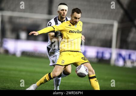 Salonicco, Grecia. 10 marzo 2024. Aris Loren Moron (R) e Konstantinos Koulierakis (L) di PAOK combattono per la palla durante una partita dei playoff della Superlega greca del primo turno tra PAOK FC e ARIS FC. Risultato del gioco PAOK - ARIS 0-1 (Credit Image: © Giannis Papanikos/ZUMA Press Wire) SOLO PER USO EDITORIALE! Non per USO commerciale! Foto Stock
