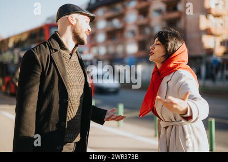 Imprenditori multiculturali impegnati in una discussione aziendale strategica all'aperto. Foto Stock