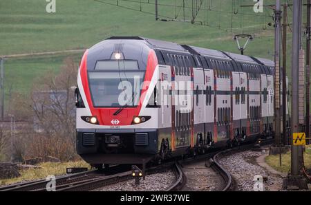 Ein FFS Regio Dosto ist unterwegs von Zürich nach Schaffhausen. DAS firma wurde durch den Schweizer Eisenbahnhersteller Stadler Rail produziert. (Hünt Foto Stock