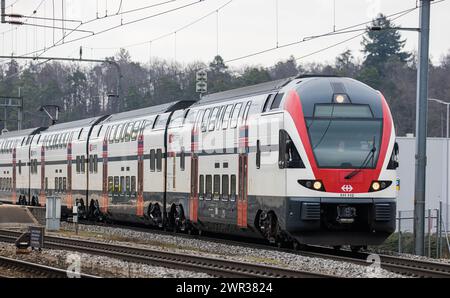 Ein FFS Regio Dosto ist unterwegs von Schaffhausen nach Zürich. DAS firma wurde durch den Schweizer Eisenbahnhersteller Stadler Rail produziert. (Hünt Foto Stock