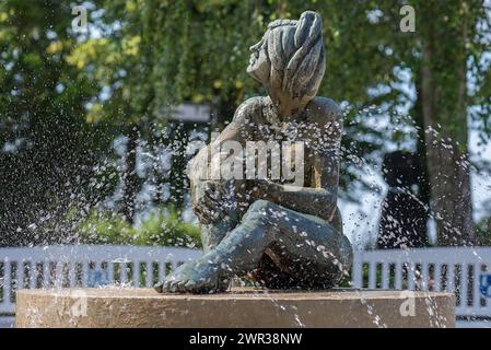 Figura fontana femminile sul lungomare di Kuehlungsborn, Meclemburgo-Vorpommern, Germania Foto Stock