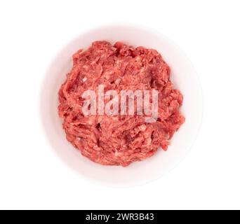 carne macinata fresca cruda, maiale, manzo o carne mista su piatto isolato su fondo bianco con percorso di ritaglio, la carne è pronta per cuocere lasagne o meatba Foto Stock